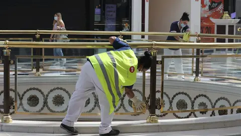 Dos trabajadoras de la limpieza limpian las barandillas del Centro Plaza Norte 2