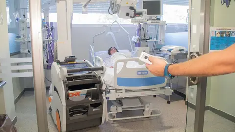 Imagen del nuevo equipamiento que incorpora la UCI del Hospital Universitario Virgen del Roc&iacute;o para atender al paciente a pie de cama.