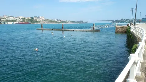 Pantal&aacute;n en el puerto de Castropol.