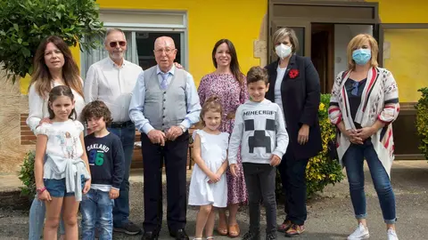 La alcaldesa de Camargo, Esther Bolado, ha felicitado a Julio G&oacute;mez V&aacute;zquez por su 100 cumplea&ntilde;os