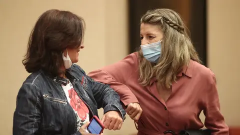 La ministra de Trabajo y Econom&iacute;a Social, Yolanda D&iacute;az, saluda con el codo a la 'n&uacute;mero dos' del PSOE y portavoz en el Congreso, Adriana Lastra