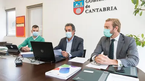 El consejero de Innovaci&oacute;n, Industria, Transporte y Comercio, Francisco Mart&iacute;n, acompa&ntilde;ado por el director general de Transportes, Felipe Pi&ntilde;a, y el Innovaci&oacute;n, Jorge Muyo