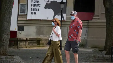 Dos turistas pasean.