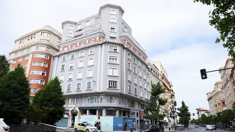 Fachada del edificio n&uacute;mero 13 de la calle Isabel II de Santander desalojado. Archivo