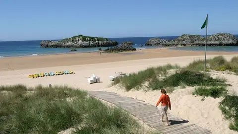 Noja prepara sus arenales para la llegada de visitantes con el final de la desescalada