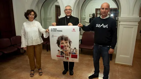 La directora y el secretario general de C&aacute;ritas, Sonsoles L&oacute;pez y Francisco Sierra, y el obispo de Santander, Manuel S&aacute;nchez Monge