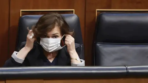 La vicepresidenta primera del Gobierno, Carmen Calvo, se coloca la mascarilla durante la sesi&oacute;n plenaria de control al Gobierno en el Congreso de los Diputados, donde la gesti&oacute;n durante la crisis sanitaria contin&uacute;a en el punto de mira. En Madrid, (Espa&ntilde;a)