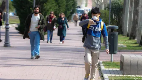 Estudiantes en el campus de la Universidad Aut&oacute;noma de Madrid el pasado mes de marzo, en la v&iacute;spera de la suspensi&oacute;n de las clases presenciales por el coronavirus.