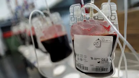 Varias bolsas de transfusi&oacute;n de sangre colgadas en una sala del Centro de Transfusi&oacute;n de la Comunidad de Madrid (s/n Distrito, Av. de la Democracia), centro que ha hecho un llamamiento a la poblaci&oacute;n para que realice donaciones porque los hospitales de Ma