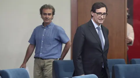El director del Centro de Coordinaci&oacute;n de Alertas y Emergencias Sanitarias (CCAES), Fernando Sim&oacute;n (i) a su llegada a la comparecencia en Moncloa, acompa&ntilde;ado por el ministro de Sanidad, Salvador Illa (d),  En Madrid (Espa&ntilde;a), a 12 de junio de 2020.