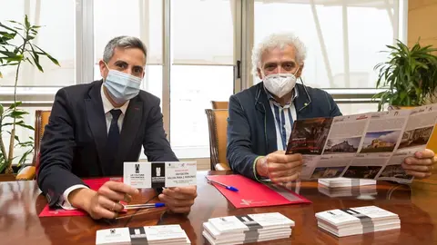 El vicepresidente y el presidente de la AEHC durante la firma del convenio