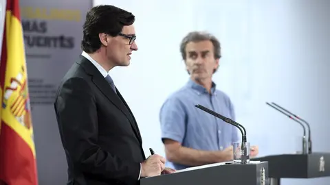 El ministro de Sanidad, Salvador Illa, y el director del Centro de Coordinaci&oacute;n de Alertas y Emergencias Sanitarias (CCAES), Fernando Sim&oacute;n.