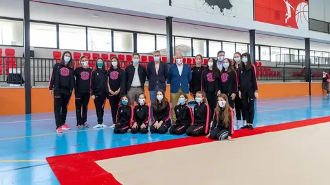 Zuloaga hace entrega de tapices a los clubes de gimnasia r&iacute;tmica de Santander, Torrelavega, Castro Urdiales y Santillana del Mar
