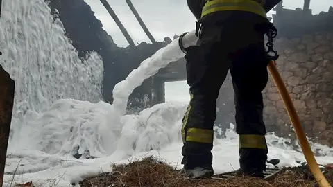 Incendio en una caba&ntilde;a en San Felices de Buelna