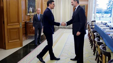 El Rey Felipe VI (d) saluda a su llegada al presidente del Gobierno, Pedro S&aacute;nchez, en la primera reuni&oacute;n del Consejo de Seguridad Nacional en el Palacio de la Zarzuela, en Madrid (Espa&ntilde;a) a 04 de marzo de 2020.