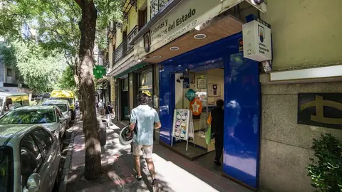 Un hombre pasa al lado de una administraci&oacute;n de loter&iacute;a en una imagen de archivo