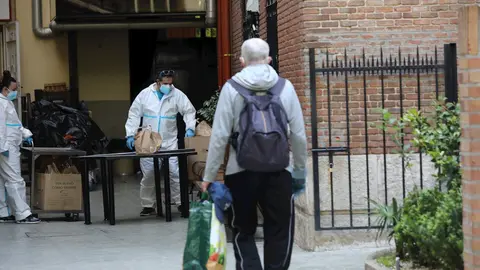 Trabajadoras del comedor social de las Hijas de Caridad de San Vicente de Pa&uacute;l (C/General Mart&iacute;nez Campos, 18) reciben en la cocina la comida ofrecida para los m&aacute;s necesitados de Cocina Solidaria 2020