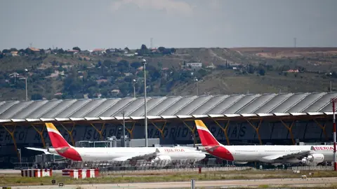 Varios aviones de Iberia en la terminal 4 del Aeropuerto de Madrid-Barajas Adolfo Su&aacute;rez.