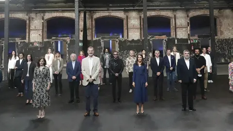 Los Reyes, en el Centro de Creaci&oacute;n Contempor&aacute;nea Matadero Madrid, que abrir&aacute; de nuevo el pr&oacute;ximo lunes 15 de junio, junto con la presidenta de la Comunidad de Madrid, Isabel D&iacute;az Ayuso (1i) y el ministro de Cultura, Juan Manuel Rodr&iacute;guez Uribes (1d), don