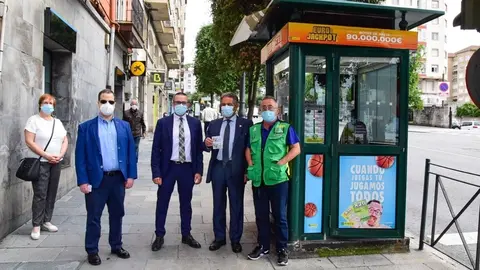 Revilla compra cupones de la ONCE el d&iacute;a en el que se retoma el sorteo