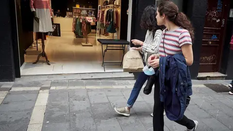 J&oacute;venes paseando. Archivo