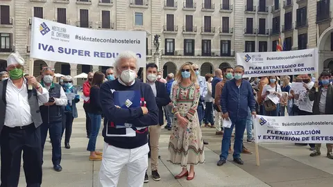 Concentraci&oacute;n de hosteleros c&aacute;ntabros frente a la Delegaci&oacute;n del Gobierno en Cantabria