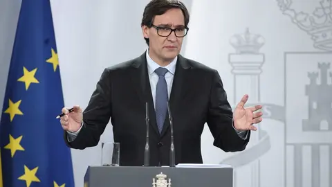 El ministro de Sanidad, Salvador Illa, acompa&ntilde;ado por el director del Centro de Coordinaci&oacute;n de Alertas y Emergencias Sanitarias (CCAES), Fernando Sim&oacute;n, durante su comparecencia en Moncloa. En Madrid (Espa&ntilde;a), a 12 de junio de 2020.