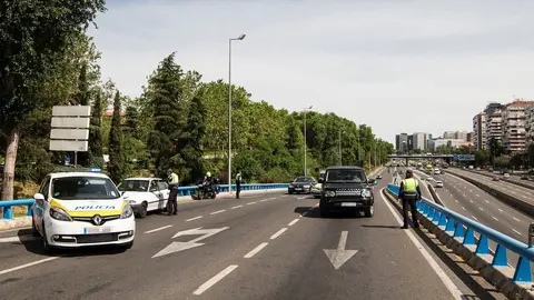 Agentes de la Polic&iacute;a Municipal de Madrid en un control policial en una de las salidas de la autopista de la M-30 (Madrid) durante la desescalada por el COVID-19