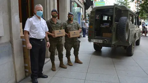 Soldados recogen el gel desinfectante donado por Cantabria Labs