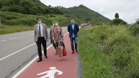 El consejero Jos&eacute; Luis Gohicoa visita itinerarios peatonales