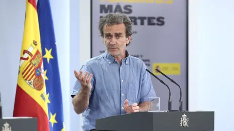 El director del Centro de Coordinaci&oacute;n de Alertas y Emergencias Sanitarias (CCAES), Fernando Sim&oacute;n a su llegada a la comparecencia en Moncloa,