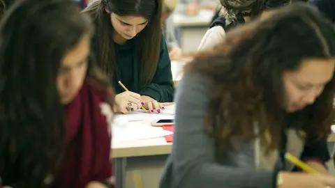 Universitarios en una foto de archivo