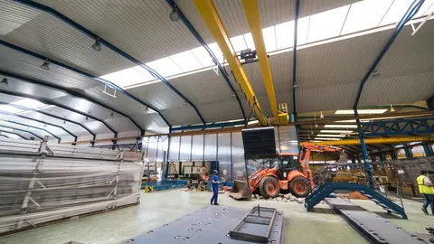 Varios trabajadores durante su jornada laboral