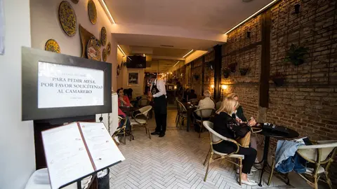Clientes en un restaurante el d&iacute;a en el que se reabren al p&uacute;blico los establecimientos de hosteler&iacute;a y restauraci&oacute;n para consumo en el local, siempre que no se supere un 40\% de su aforo
