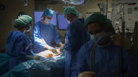 Hospital Valdecilla. Operaci&oacute;n. Intervenci&oacute;n quir&uacute;rgica. Sanidad. Profesionales sanitarios. M&eacute;dicos y enfermeras