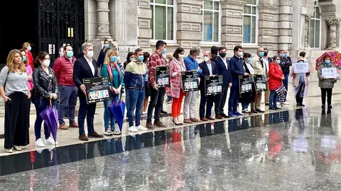 Minuto de silencio por asesinato mujer y menores en &Uacute;beda