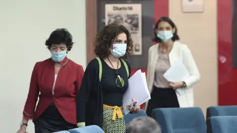 La ministra portavoz y de Hacienda, Mar&iacute;a Jes&uacute;s Montero; la ministra de Educaci&oacute;n y Formaci&oacute;n Profesional, Isabel Cela&aacute;. y la ministra de Industria, Comercio y Turismo, Reyes Maroto