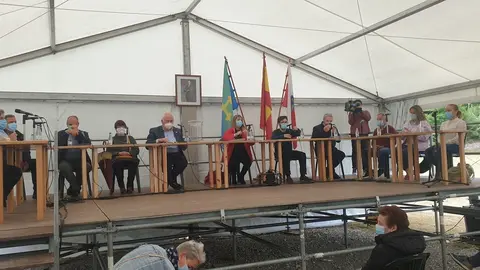 Pleno de Guriezo que ha aprobado la moci&oacute;n contra el alcalde del PRC, &Aacute;ngel Llano, sustituido por su exsocia y expulsada del PSOE