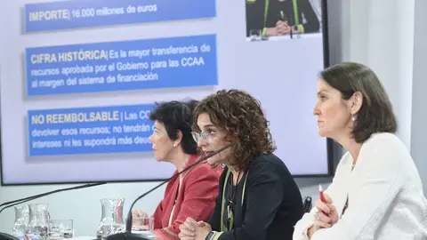 (I-D) La ministra de Educaci&oacute;n y Formaci&oacute;n Profesional, Isabel Cela&aacute;; la ministra portavoz y de Hacienda, Mar&iacute;a Jes&uacute;s Montero; y la ministra de Industria, Comercio y Turismo, Reyes Maroto.