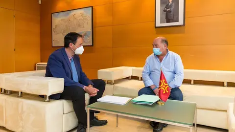 El consejero de Obras P&uacute;blicas con el alcalde de Villacarriedo