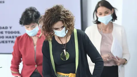 (I-D) La ministra de Educaci&oacute;n y Formaci&oacute;n Profesional, Isabel Cela&aacute;, la ministra portavoz y de Hacienda, Mar&iacute;a Jes&uacute;s Montero; y la ministra de Industria, Comercio y Turismo, Reyes Maroto.