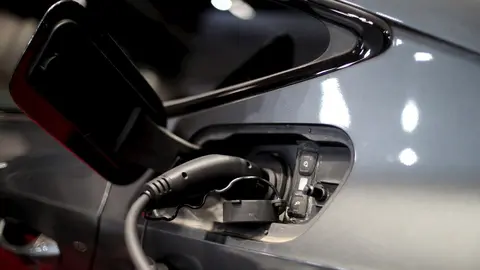 Un coche el&eacute;ctrico carg&aacute;ndose.