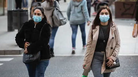 Personas con mascarilla en Barcelona por el brote de coronavirus