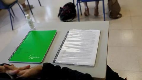 Cuadernos en una mesa de un aula de un colegio. Archivo