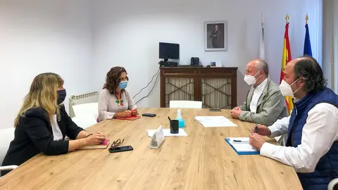 La consejera de Empleo y Pol&iacute;ticas Sociales se re&uacute;ne con el alcalde de Reinosa