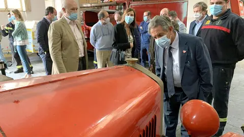 El presidente de Cantabria, Miguel &Aacute;ngel Revilla, visita a los  Bomberos Voluntarios de Santander