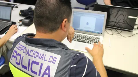 Un agente de la Polic&iacute;a Nacional investiga uno de estos asesinatos. Foto archivo.