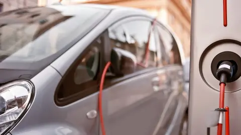 Immagen de un coche el&eacute;ctrico carg&aacute;ndose. Veh&iacute;culo el&eacute;ctrico. Recarga el&eacute;ctrica. Recurso.