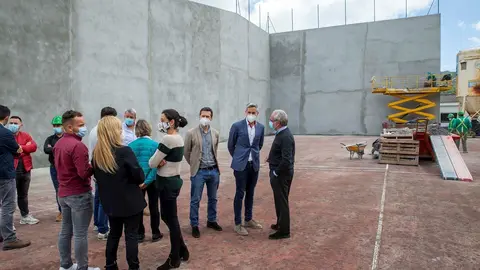 Pablo Zuloaga visita las obras de remodelaci&oacute;n del front&oacute;n en Liendo
