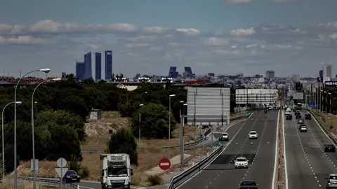 Vista de tr&aacute;fico de veh&iacute;culos desde Cuatro Vientos (Madrid)